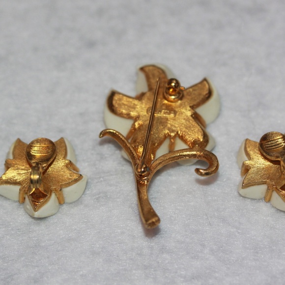 Vintage MONET Brooch & Clip Earrings Set - Picture 4 of 5